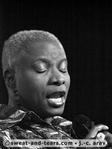 AngeliqueKidjo_100416_013