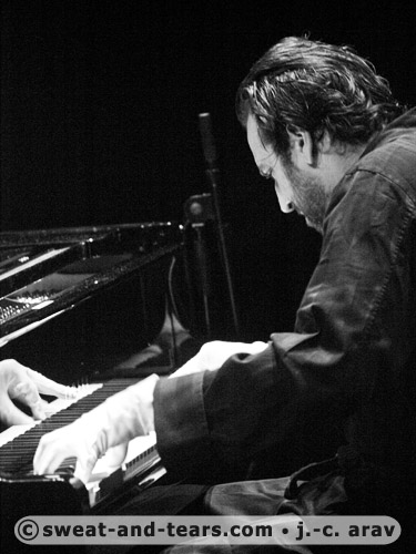 ChillyGonzalez_100512_009