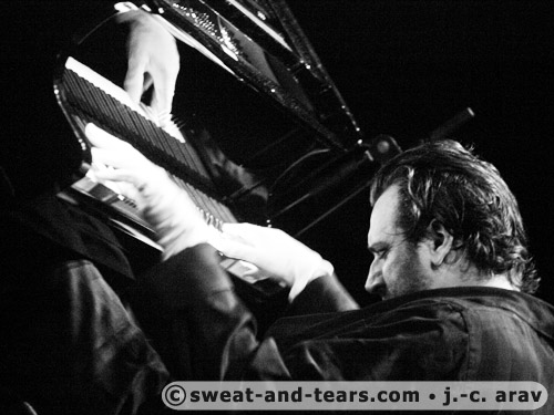 ChillyGonzalez_100512_011