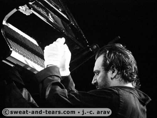 ChillyGonzalez_100512_012