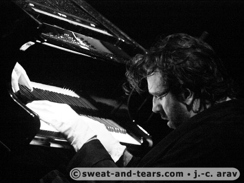 ChillyGonzalez_100512_021