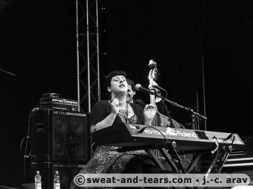 DavinaAndTheVagabonds_100826_074