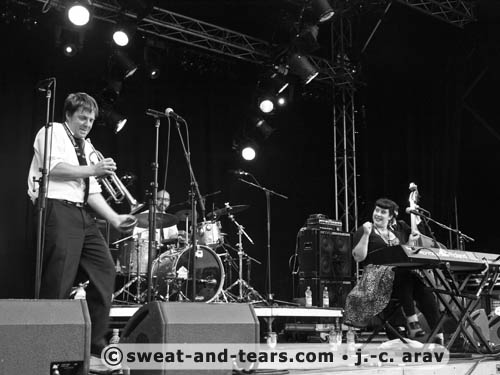 DavinaAndTheVagabonds_100826_076