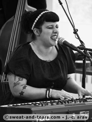 DavinaAndTheVagabonds_100827_042