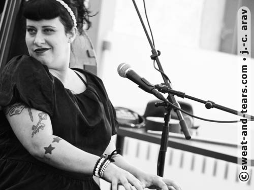 DavinaAndTheVagabonds_100827_058