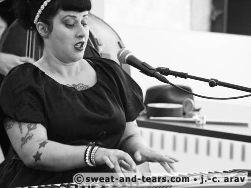 DavinaAndTheVagabonds_100827_073