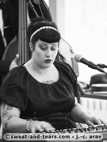 DavinaAndTheVagabonds_100827_076