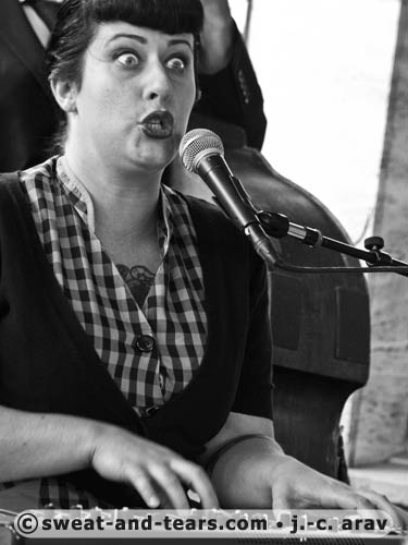 DavinaAndTheVagabonds_100828_009