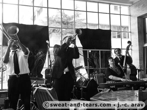 DavinaAndTheVagabonds_100828_040