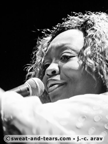 SharrieWilliams_100828_447