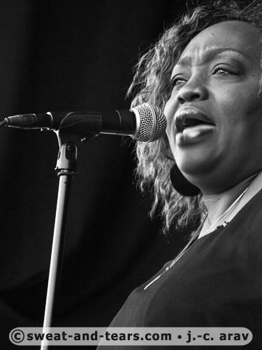 SharrieWilliams_100829_019