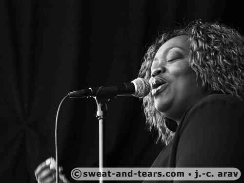 SharrieWilliams_100829_023