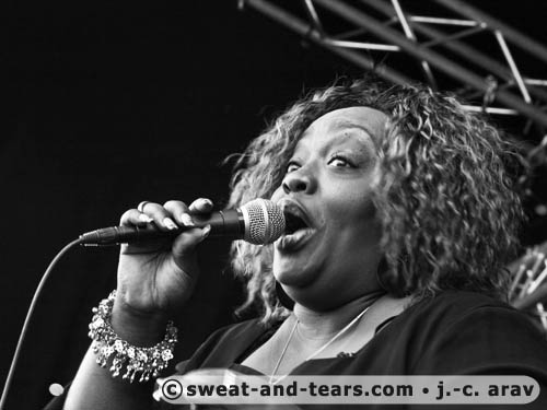 SharrieWilliams_100829_044