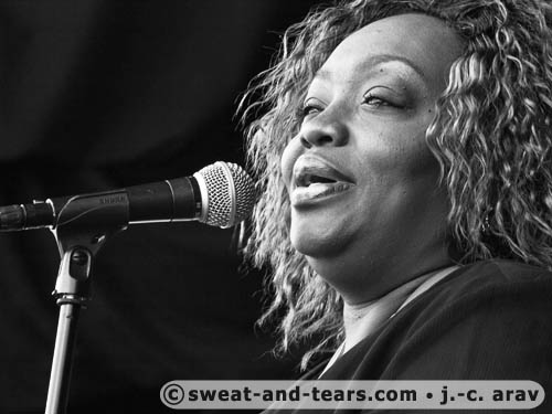 SharrieWilliams_100829_058