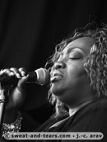 SharrieWilliams_100829_060