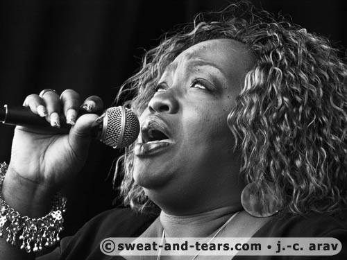 SharrieWilliams_100829_063