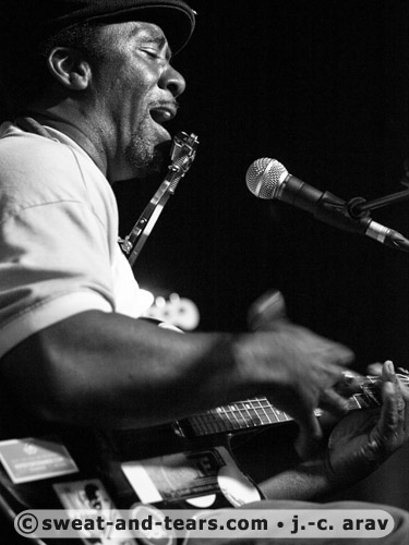 TerryHarmonicaBeans_110331_060